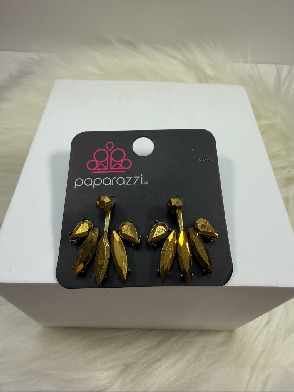 🩷5/$10🩷 paparazzi Shimmering Gold Drop Cluster Earrings